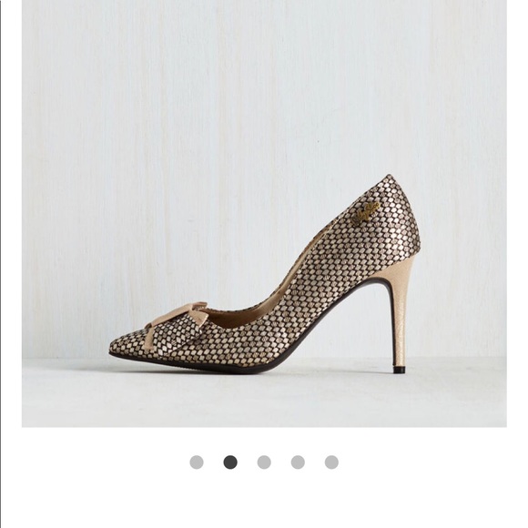 ModCloth Gold Bow Heels Size 40 - Picture 5 of 17